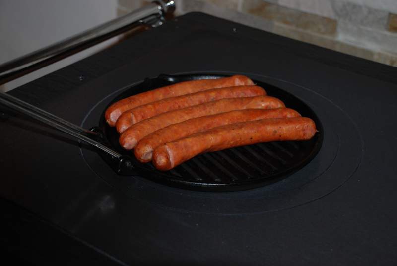 Käsegriller in der Gußpfanne