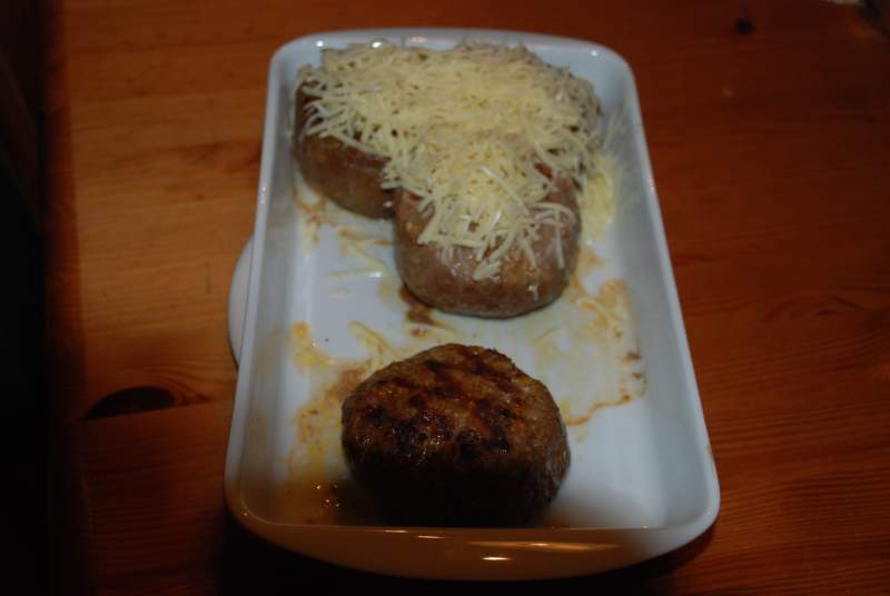 Frikadellen mit Käse belegt und dann überbacken