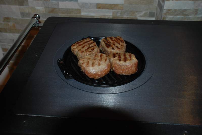 Frikadellen nach dem Anbraten auf dem HB