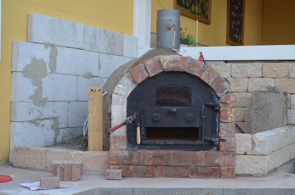 Steinbackofen aussenmauer.jpg