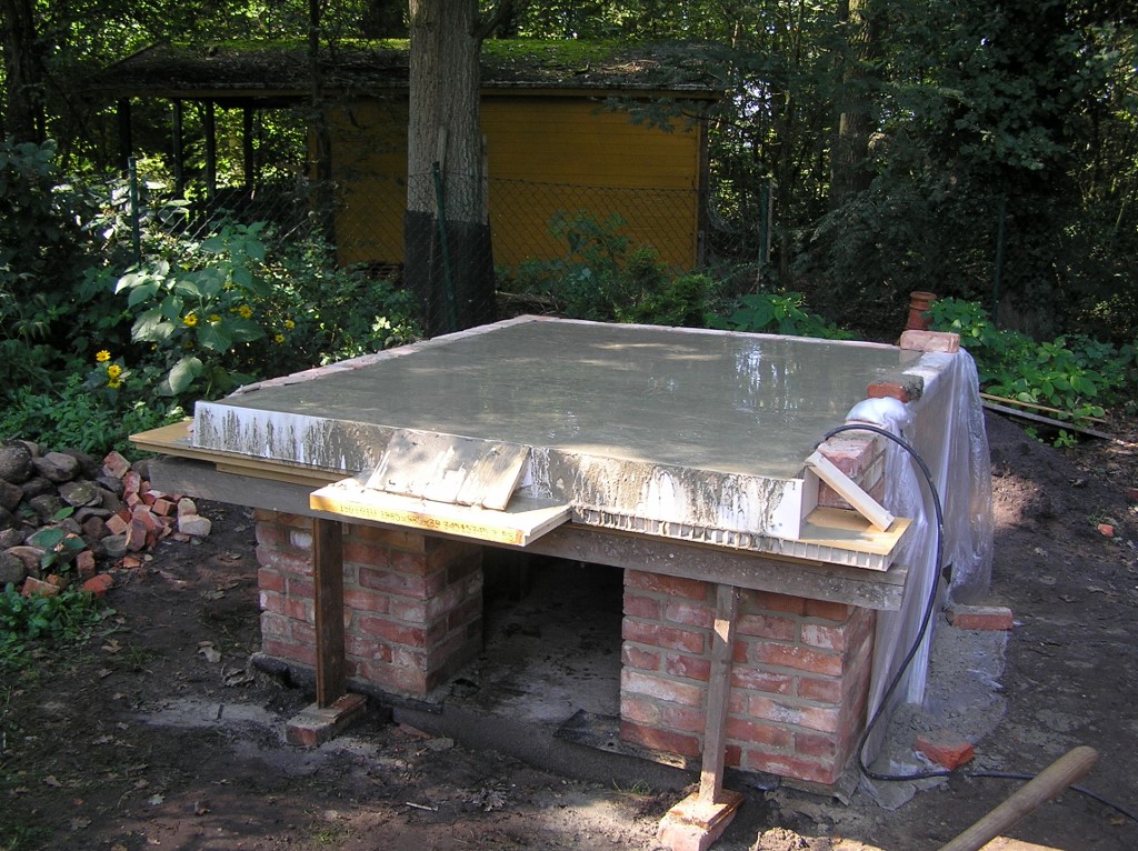 so sieht er z.Z. aus. Die Betonplatte ist ca. 12cm stark.