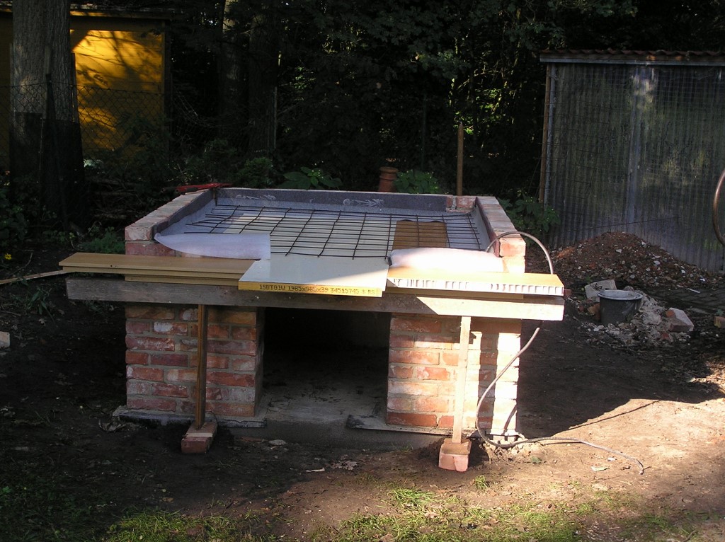 Eisen wurde auch verbaut, ich habe dann auch noch eine weitere Matte und 12er Rundeisen eingebracht