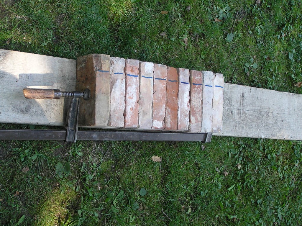 Da es ein ganz wilder Verband werden sollte, wurden viele 3/4 Steine benötigt und alle schön mit der Flex geschnitten. Gut, dass die Wäsche vorher ins Haus geholt wurde.