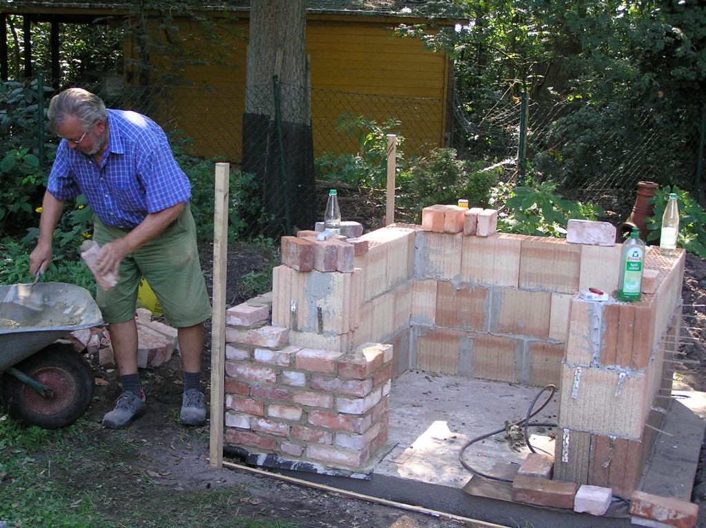 Meinem lieben Wanderfreund Hermann bin ich sehr dankbar, dass er die Klinker gemauert hat und ich handlangern durfte.