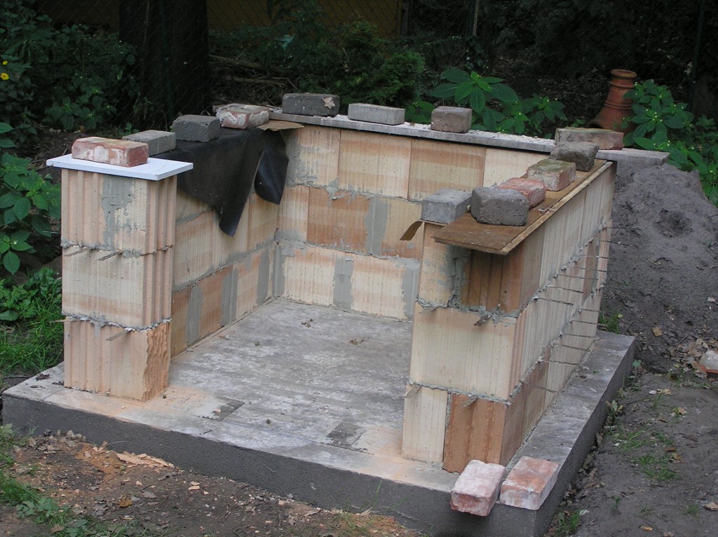 So die Betonplatte ist trocken, also können die 175er Poroton-Planblöcke verarbeitet werden.