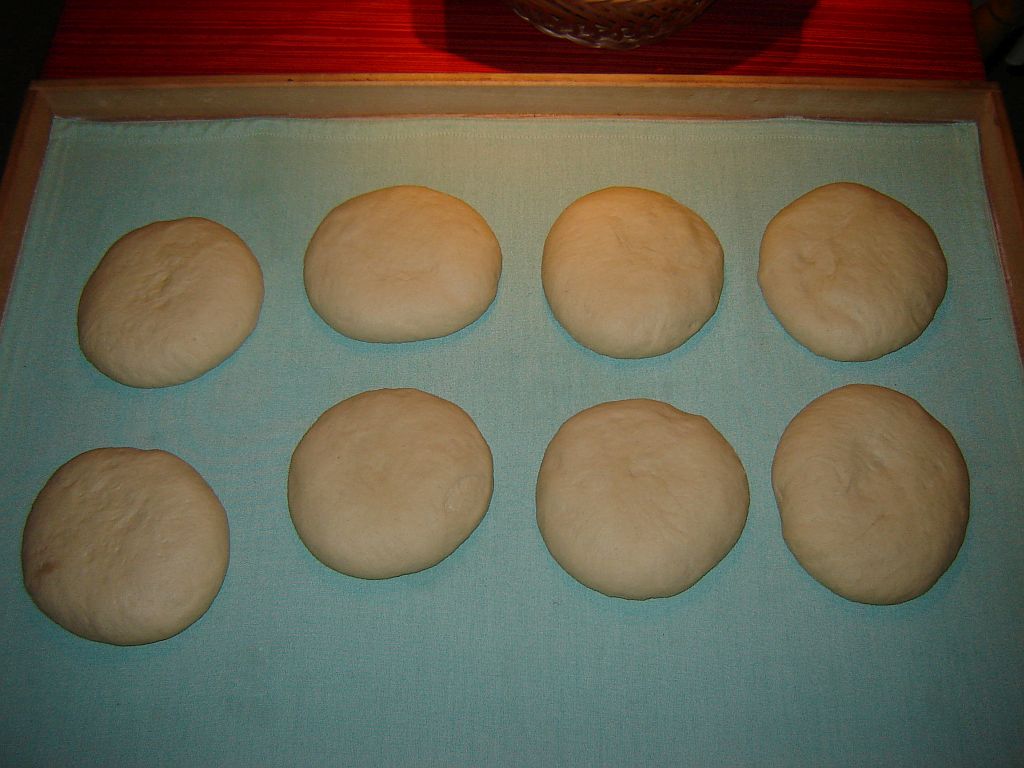 Pizzateiglinge auf Kippdiele.jpg