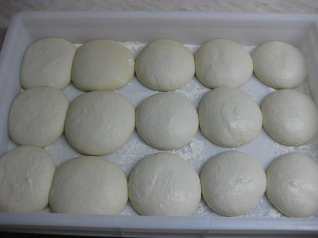 Pizzaballen fertig zum Verarbeiten!.JPG