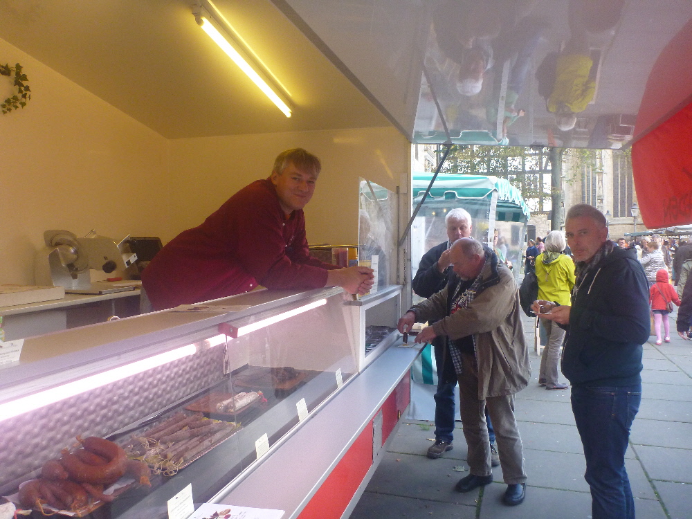 Chefe himself mit Kundschaft