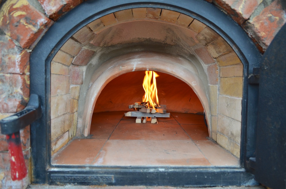Steinbackofen angefeuert.jpg