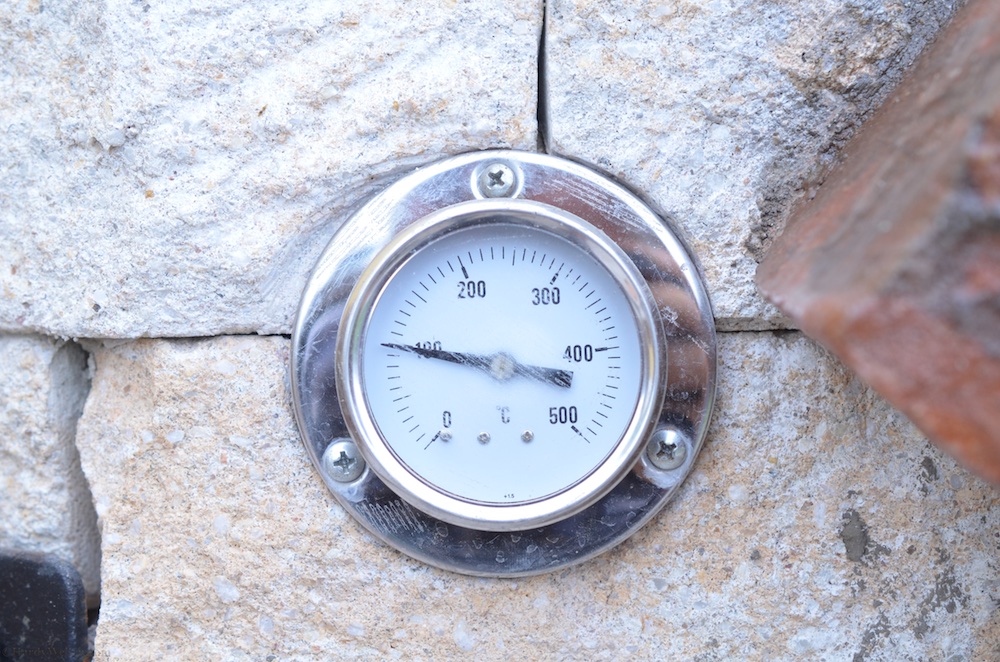 Thermometer am fertigen Ofen