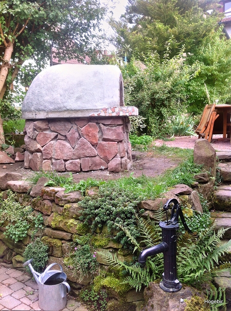 der Sockel ist mit rotem Sandstein verkleidet