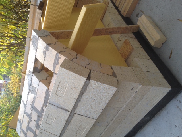 Bild von vorn. Man erkennt den Rauchauslass für den linken Fuchs.<br />8 cm Schaumglas, 12 cm Schamottboden, 14 cm Tunnel.