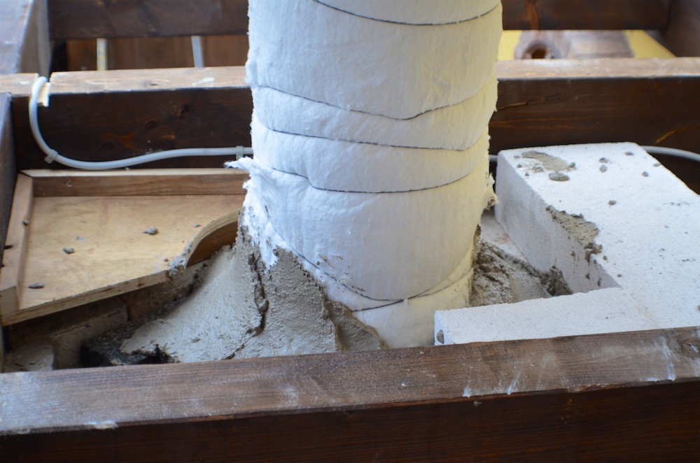 Der Kaminsockel ist nun mit Keramikwolle, Foamglas isoliert und wurde in Schamottemörtel gepackt.