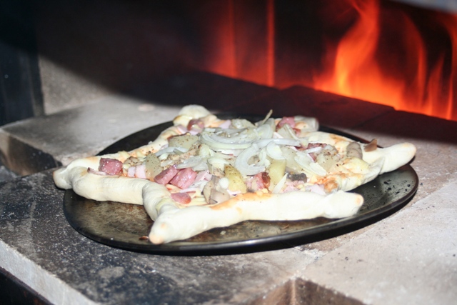 Weihnachtspizza im Ofen.jpg