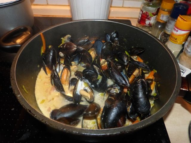 Muscheltopf mit Weißwein-Sahne-Sauce1.JPG
