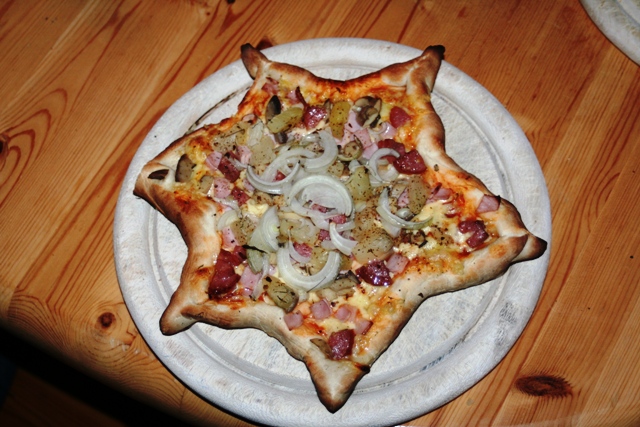 Weihnachtspizza fertig.jpg