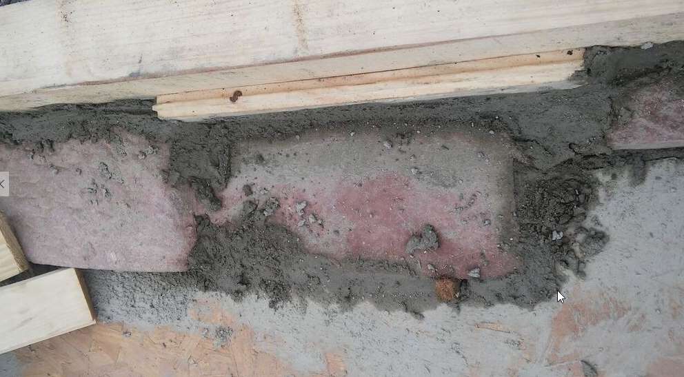 Die löcher mit  Trass Zementmörtel gefüllt