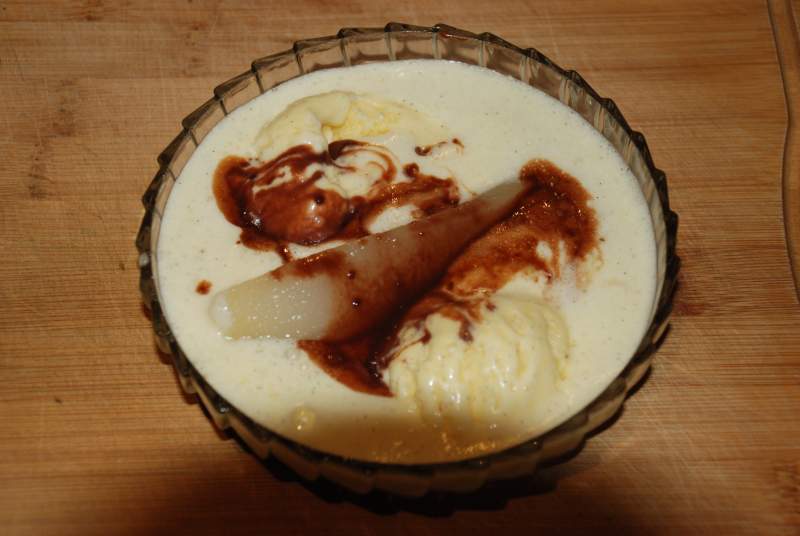 Birne Helene als Nachtisch, mit selbstgemachtem Vanilleeisund gekochten Birnen.