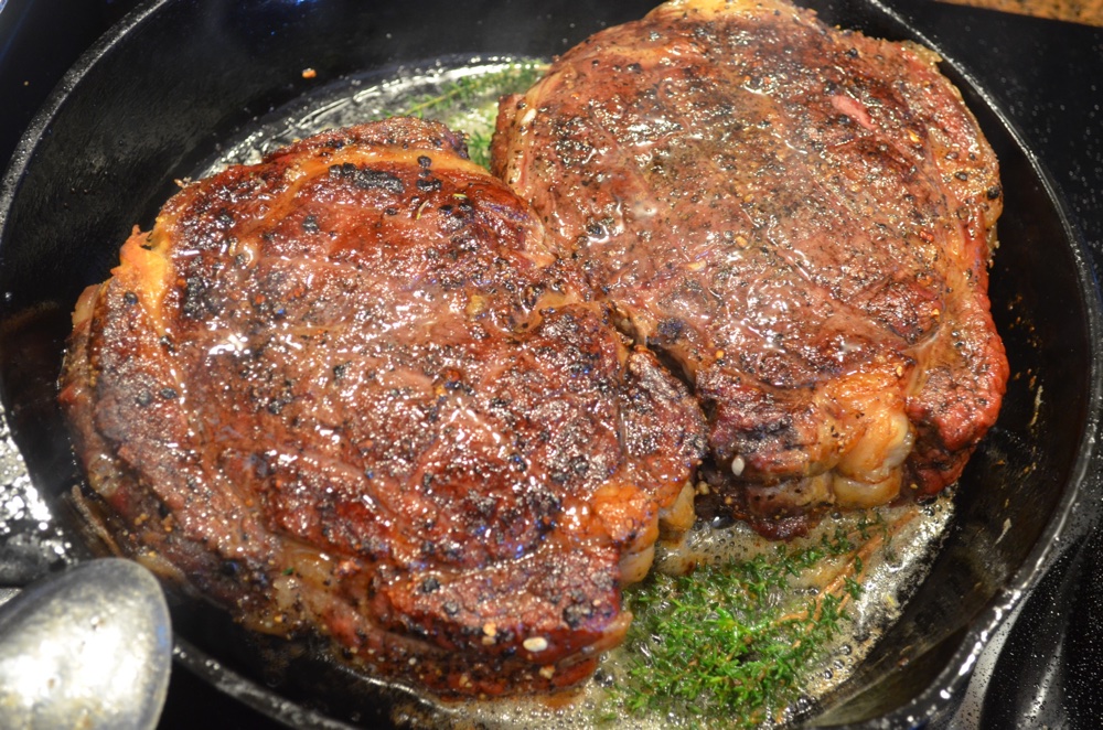 Nach der letzten Behandlung passen sie sogar nebeneinander in die Pfanne um noch ein paar zusätzliche Aromen zu tanken