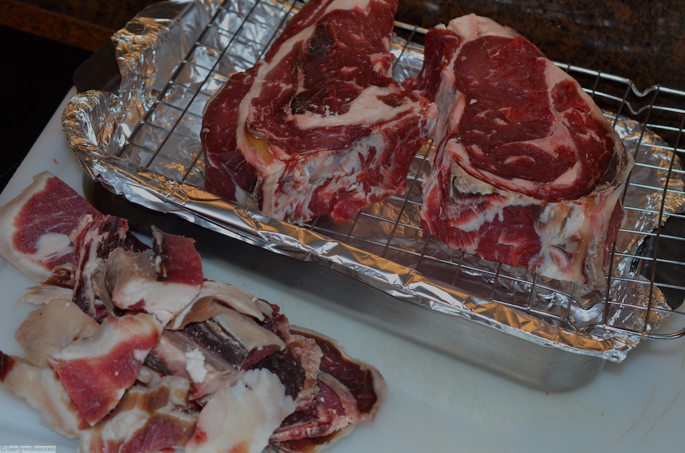 Fleisch beschnitten und Hund glücklich gemacht