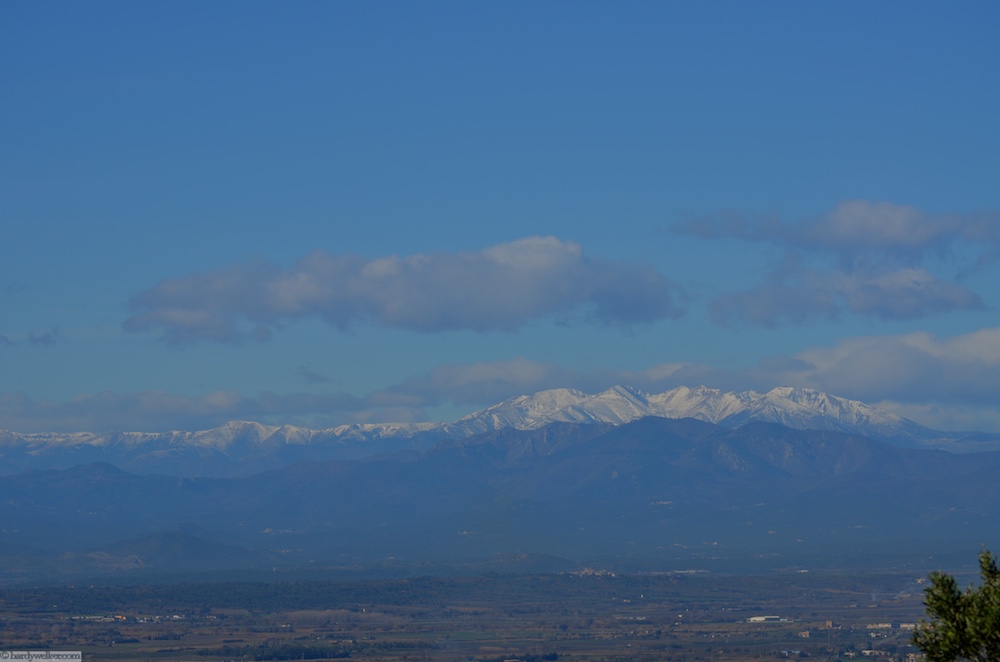 Endlich Schnee da oben. Auf fast 3000 m war es bis Gestern nur gelegentlich weiss. Auch dieses Pulver ist vielleicht heute Abend schon weg. Es wird 2016 eine Wasserknappheit geben!
