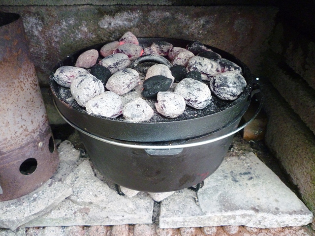 Gulaschsuppe im Dutch Oven 03.JPG