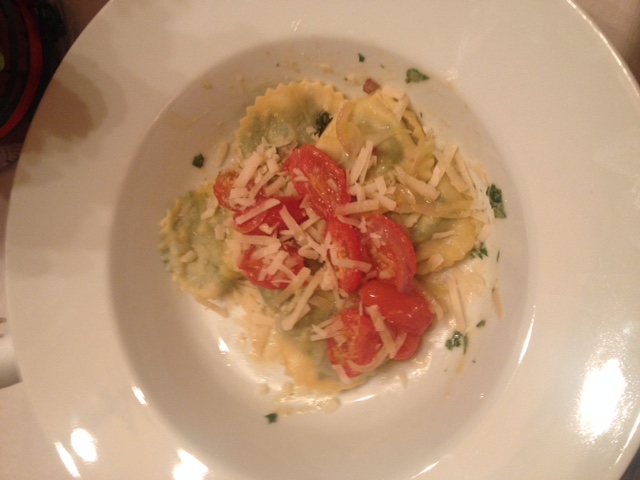 Ravioli mit Spinatfüllung Knoblauch/ Tomatenöl