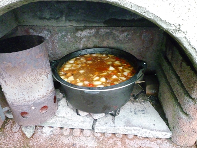 Gulaschsuppe im Dutch Oven 02.JPG