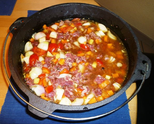 Gulaschsuppe im Dutch Oven 01.JPG