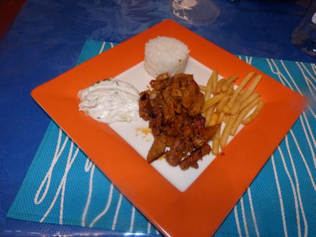 Gyros mit Tzatziki an Reis und Fritten.JPG