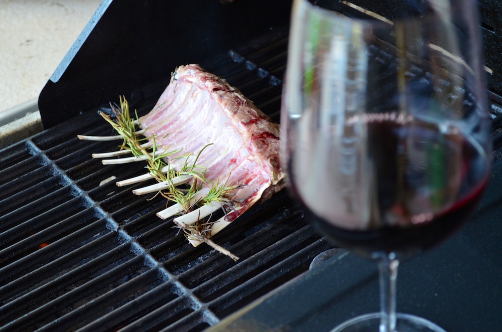 Grillen und Rotwein anwärmen