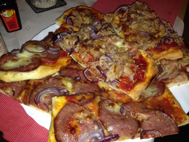 Pizza Salami u Tonno mit Zwiebeln für zwei