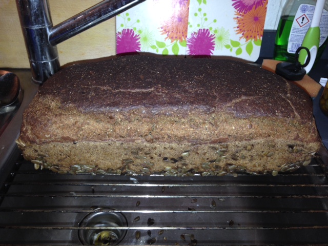 Bertlicher Schwarzbrot, leider wieder doof aufgerissen trotz längerer Gare.....trotzdem legga