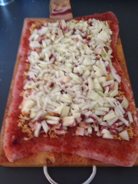 Innen gewürzt (Salz, Pfeffer, Paprika und Cayenne) und Füllung (Röstzwiebeln, Zwiebeln und hausm. durchw. Speck)