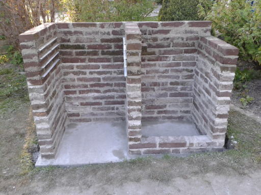 Der aufgemauerte Grill.