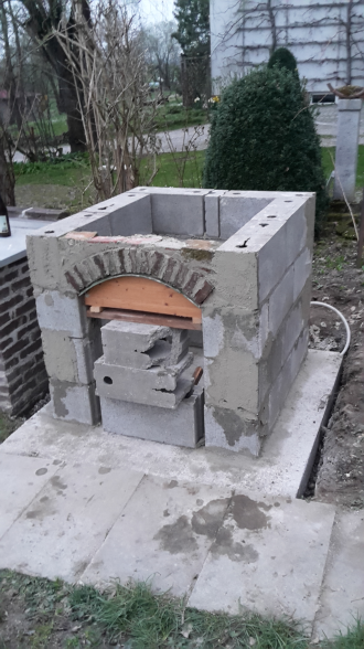 Der Bogen fertig gemauert.