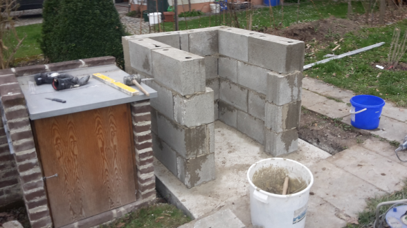 Die Wände haben wir aus Betonsteinen aufgemauert.