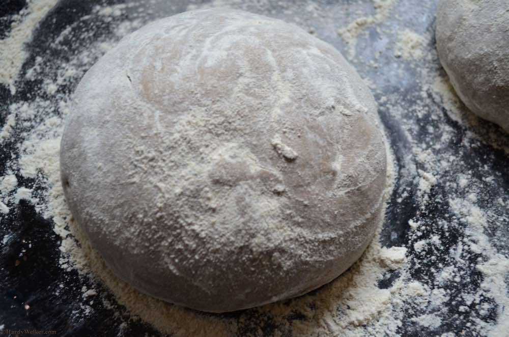 die Beiden kommen in die kühle Gare und werden als 2. Runde gebacken
