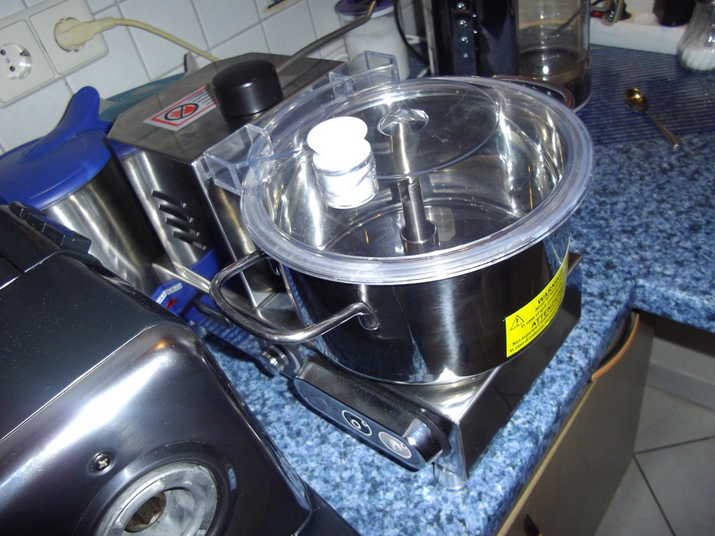 Der Kutter läuft super. Der nimmt klaglos<br />ca. 2kg gewolftes und verarbeitet das zu<br />allerfeinstem Brät.