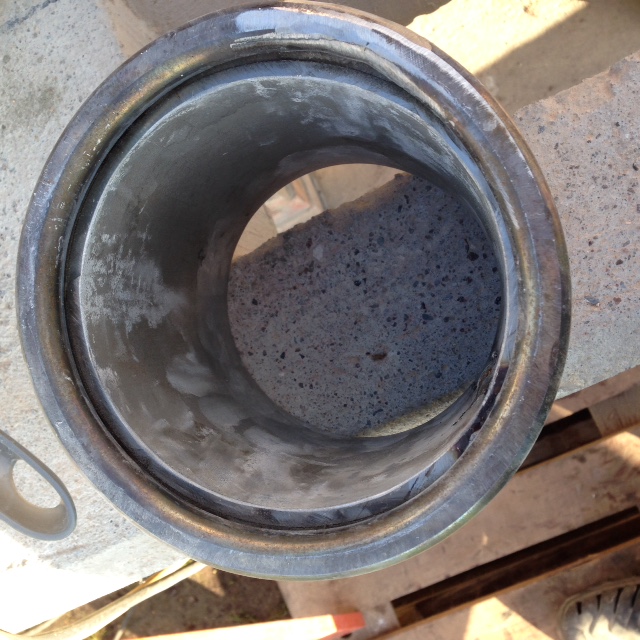 Passstücke unten , habe ein 14 mm VA Rundeisen passig gebogen, damit das scharfkantige Rohr nicht auf dem Schamotteteil sitzt