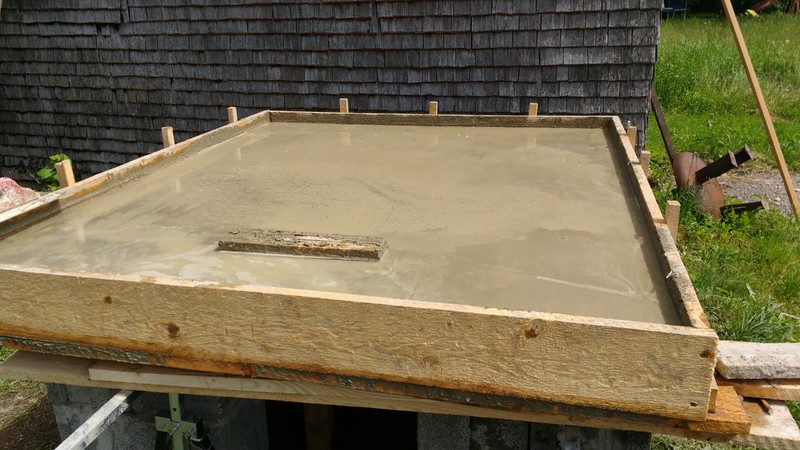 Zwischenplatte 150x150x12 cm. Viel Eisen ist verbaut. Ein Ascheschacht mit 35 cm x 8 cm ist geplant