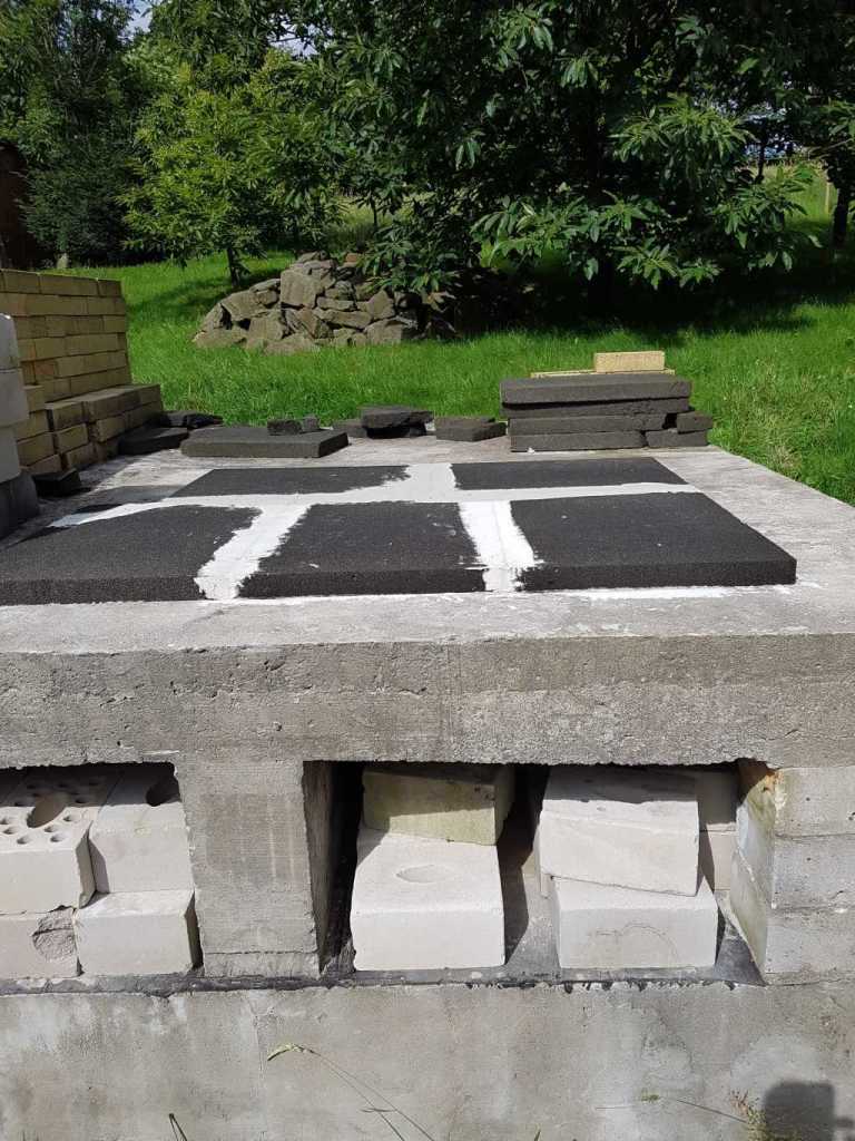 Die ersten Foamglasplatten sind geklebt.<br />Im Hintergrund die alten von vor einiger Zeit.