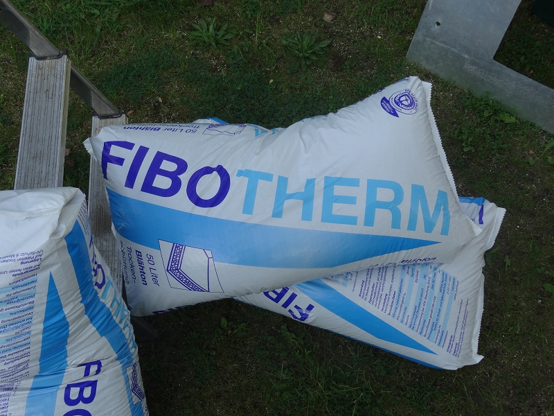 650 Liter, hat genau gereicht und geschätzt/rechnet