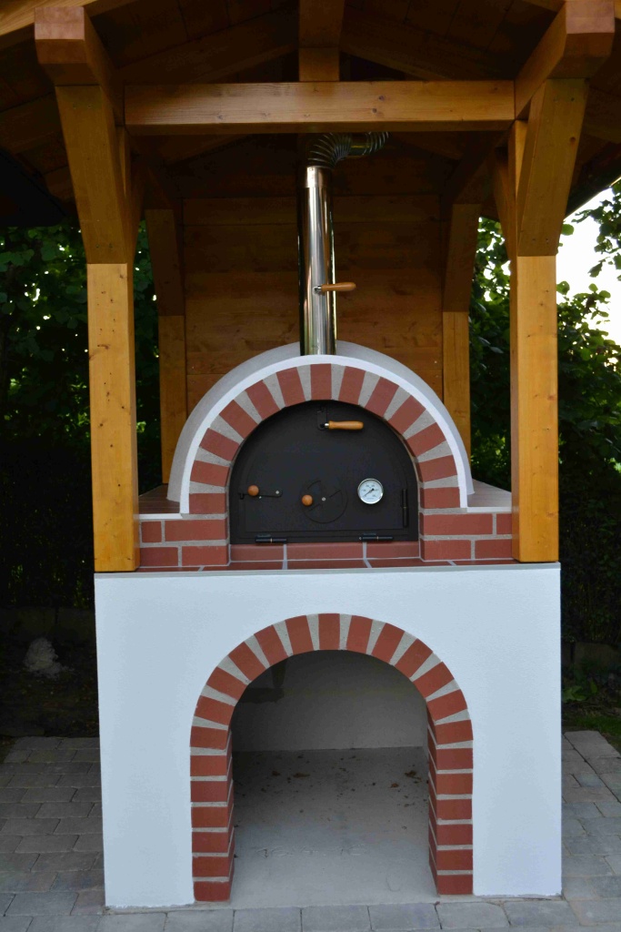 Der Putz auf der Kuppel ist aufgebracht und die Ofentür eingesetzt. Jetzt geht es an das schrittweise Aufheizen