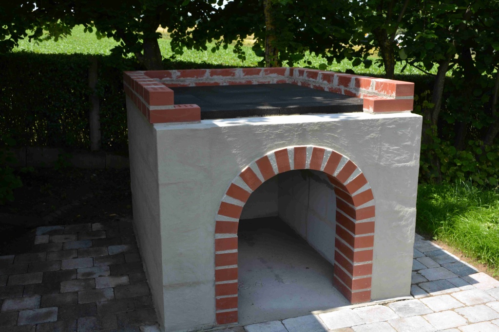 Das Mauerwerk ist mit Dichtungsschlämme gestrichen (wird später noch mit Zementputz verputzt). Die Einfassung aus Klinker ist gemauert und die Bodenisolierung aus 4cm Schaumglas ist aufgebracht.