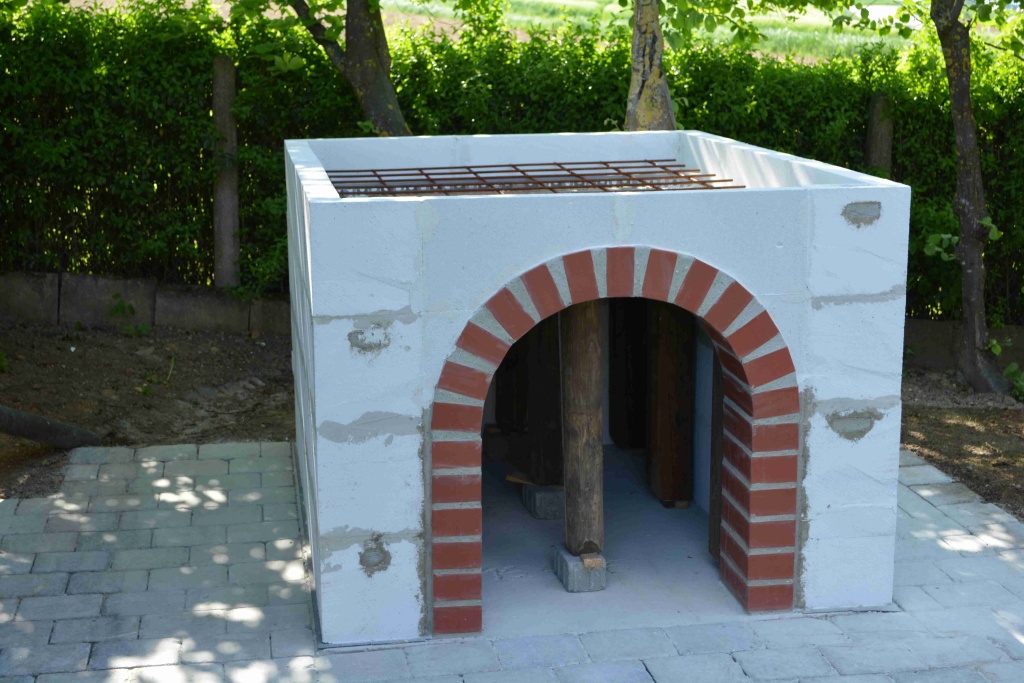 Der Sockel ist fertig gemauert, eingeschalt und bereits mit der 1. Lage Baustahl versehen. Die Betondecke wird 17cm stark und doppelt bewehrt.