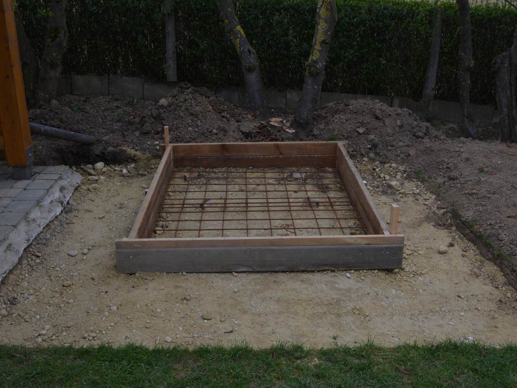 Der Bergkies ist verdichtet, die Schalung und die Bewehrung montiert. Die Bodenplatte kann gegossen werden.