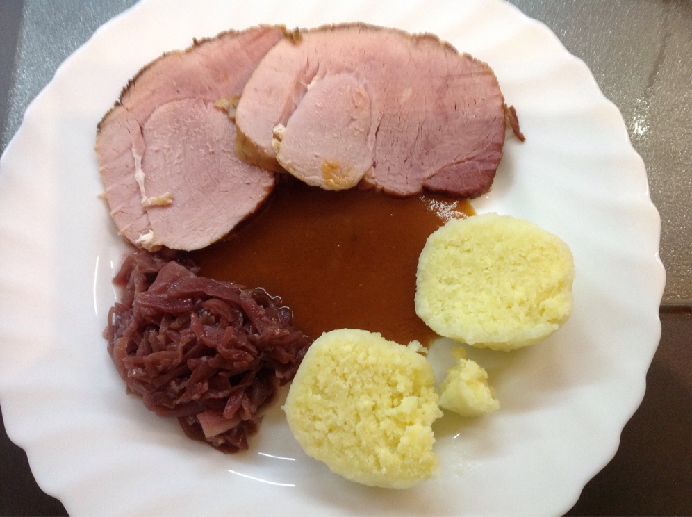 Schweinebraten, Klöße, Rotkohl