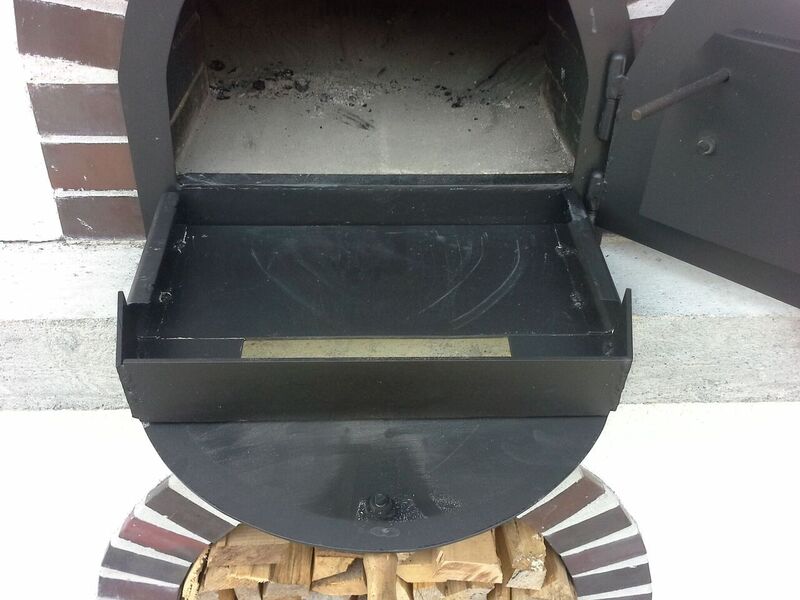 Auf die große Tür wird die Rutsche aufgelegt und fixiert.