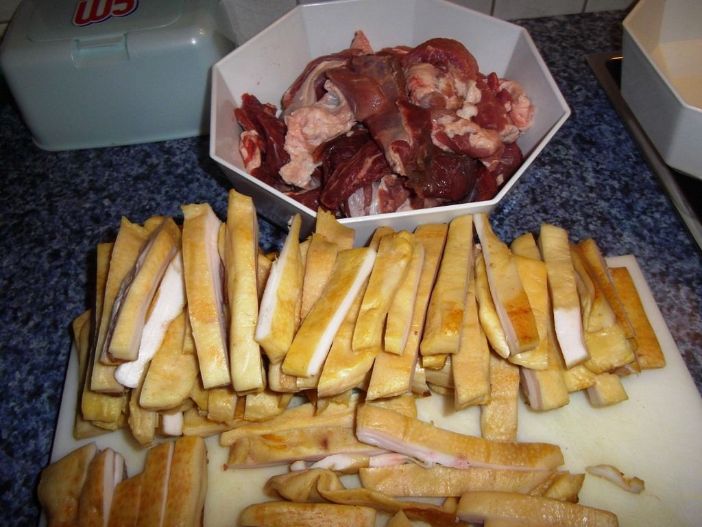 Fleisch und Speck passend für den Wolf geschnitten